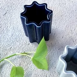 Hakusan Porcelain Vase - Pinion