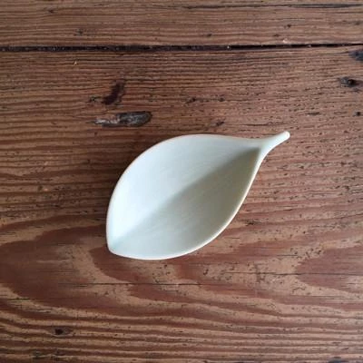 Hakusan Porcelain Chopstick Rest Leaf Pale Green Chopsticks & Rest 4 Hakusan Porcelain Chopstick Rest Leaf Pale Green Chopsticks & Rest