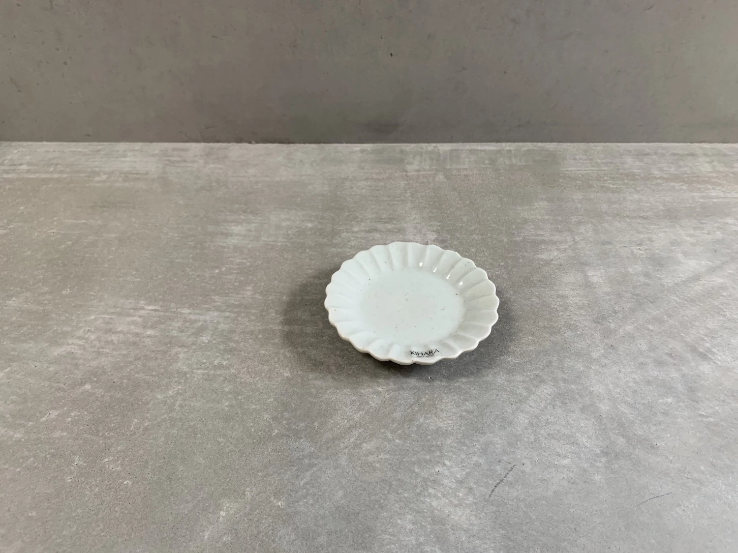 Kihara Dining & Tableware Arita Kohakuji Mame Plate (Chrysanthemum) 1 Kihara Dining & Tableware Arita Kohakuji Mame Plate (Chrysanthemum)